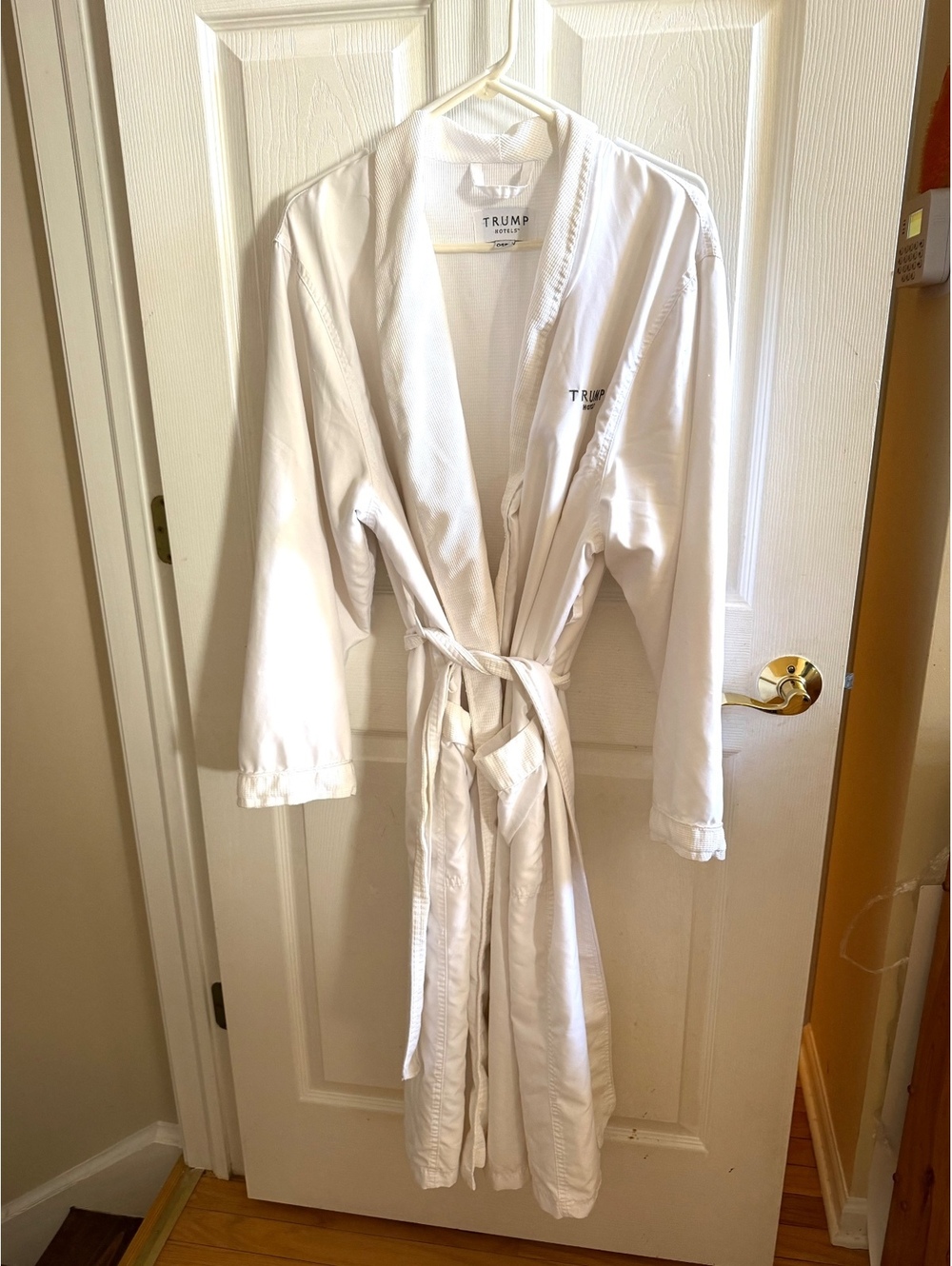 Trump Hotels White Luxury Bathrobe Shawl Collar Robe